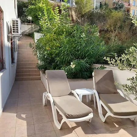 On The Historic Castle Hill Daire *